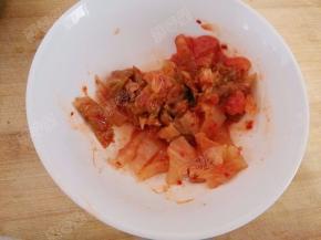 将泡菜改刀切成小片