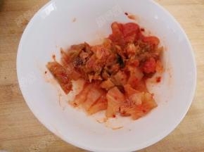 将泡菜改刀切成小片