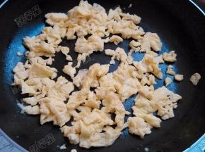 蛋液凝固后炒散盛出备用
