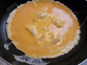 锅热油，倒入蛋液