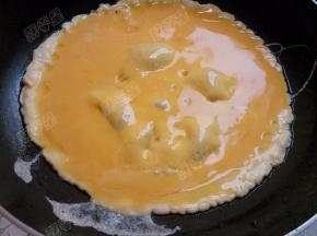锅热油，倒入蛋液