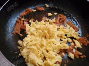 放入鸡蛋翻炒均匀