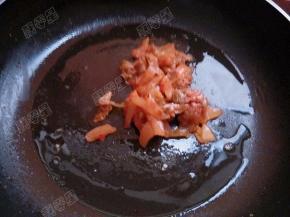 锅热油，放入泡菜炒出香味