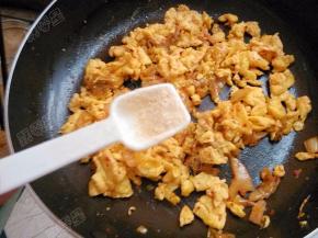 加入鸡精炒匀即可