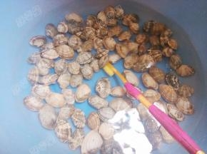 买回来的花蛤用盐水浸泡2小时以上，用刷子将花蛤表面清洗干净