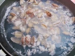 将花蛤煮至开口，立即捞出。蛤蜊开口时间先后不一，开一个，捞一个