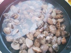 锅中放入适量水，加入料酒和花蛤