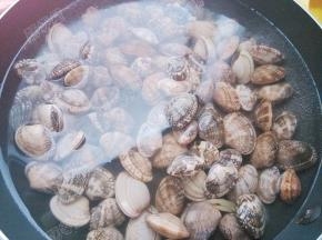 锅中放入适量水，加入料酒和花蛤