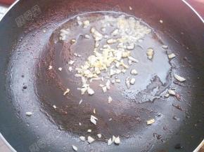 锅热油，爆香姜蒜末