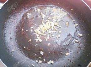 锅热油，爆香姜蒜末