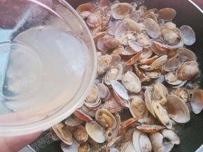 加入适量煮花蛤的水