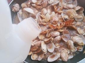 加入生抽大火炒匀