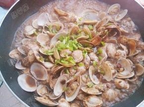 放入青椒末翻炒断生