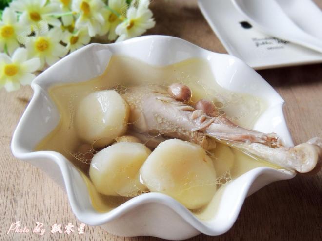 荸荠花生炖鸡汤