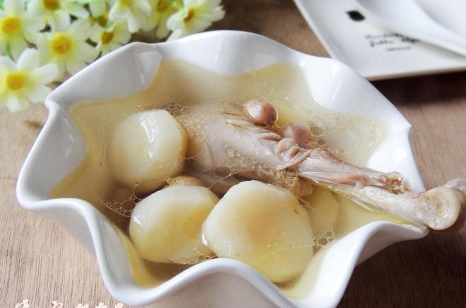 荸荠花生炖鸡汤