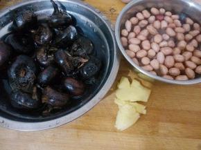 花生浸泡，荸荠洗净，生姜拍碎