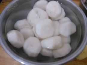 荸荠去皮用盐水浸泡一下