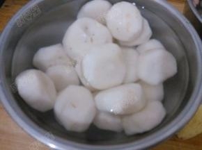 荸荠去皮用盐水浸泡一下