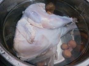 将收拾干净的鸡放入电压力锅内胆，加入水