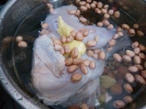 放入浸泡好的花生