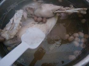 电压力锅通电，选择靓汤程序，结束后泄压开盖，加入适量盐调味即可