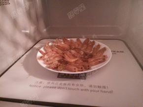 然后将腌制好的虾放入微波炉中高火三分钟