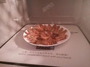 然后将腌制好的虾放入微波炉中高火三分钟