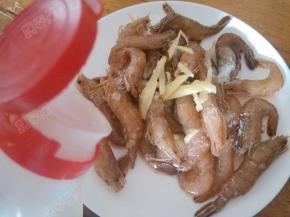 放入料酒拌匀腌制十分钟