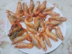 取出看一下，至虾肉和虾皮呈脱离状即好。如果不够的话可以再次放入微波炉中加长时间