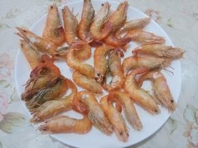 取出看一下，至虾肉和虾皮呈脱离状即好。如果不够的话可以再次放入微波炉中加长时间