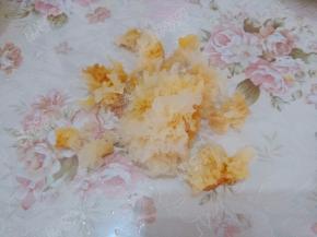 泡好的银耳去掉黄色的根部