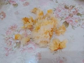 泡好的银耳去掉黄色的根部