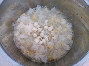 将莲子和撕碎的银耳一起放入电压力锅中，加入冰糖