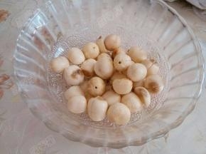 泡好的莲子去掉芯