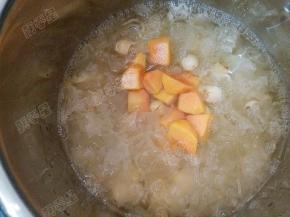 放入切块的木瓜继续煮五分钟即可