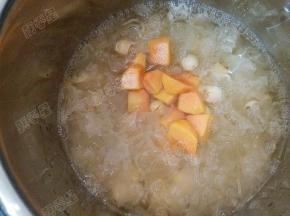放入切块的木瓜继续煮五分钟即可
