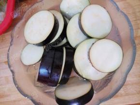 将茄子放入淡盐水中浸泡十分钟