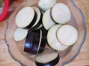 将茄子放入淡盐水中浸泡十分钟
