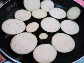 锅热油，放入茄子