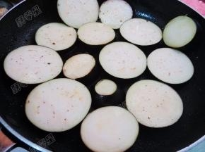 锅热油，放入茄子