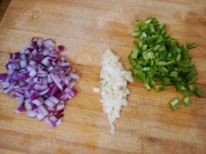 青椒姜蒜洋葱分别切末