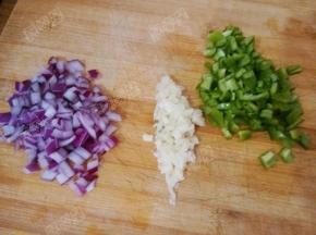 青椒姜蒜洋葱分别切末