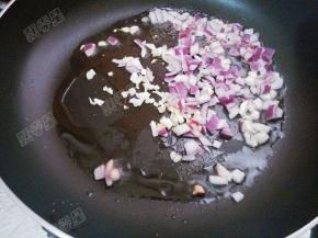 锅中留底油，放入葱姜蒜末爆香