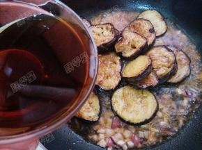 翻炒均匀后，调入鱼香汁