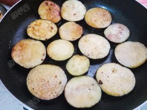 将茄子两面煎至金黄后盛出备用