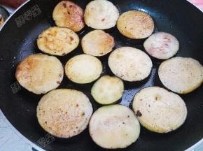 将茄子两面煎至金黄后盛出备用