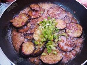 炒至茄子入味后，放入青椒末