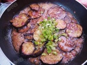 炒至茄子入味后，放入青椒末