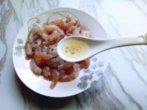 洗干净的虾仁放入盘子中，加入一勺料酒。