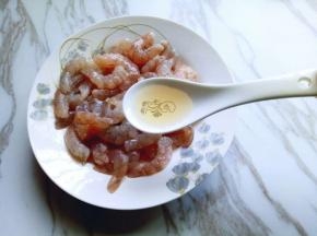洗干净的虾仁放入盘子中，加入一勺料酒。
